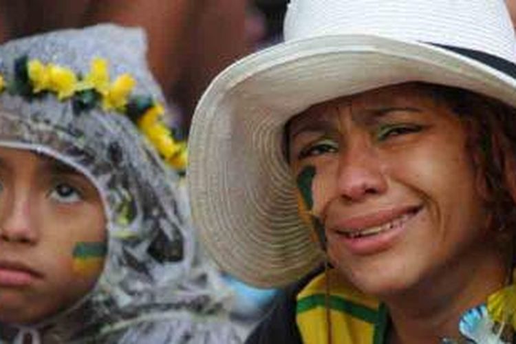 Fans Brasil di FIFA Fan Fest di Rio de Janeiro, yang menyaksikan laga timnya, menangis setelah gawang Brasil kebobolan lima kali pada babak pertama semifinal Piala Dunia 2014 melawan Jerman, Selasa (8/7/2014).