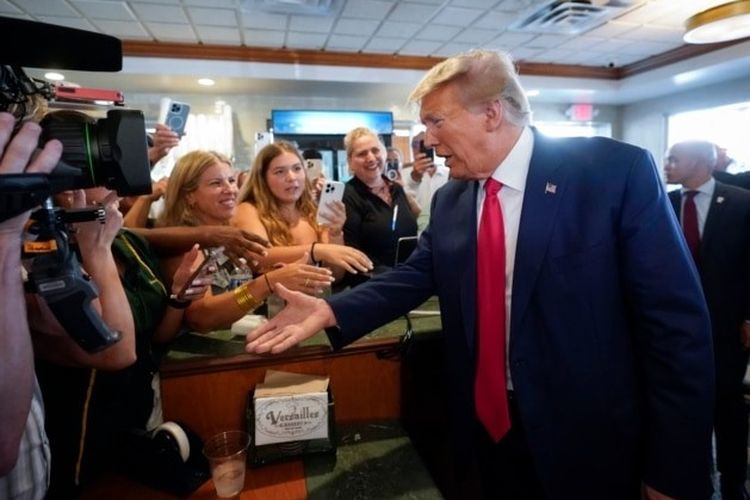 Mantan Presiden AS Donald Trump menyapa para pendukungnya saat mengunjungi restoran Versailles di kota Miami, Florida Selasa (13/6/2023).