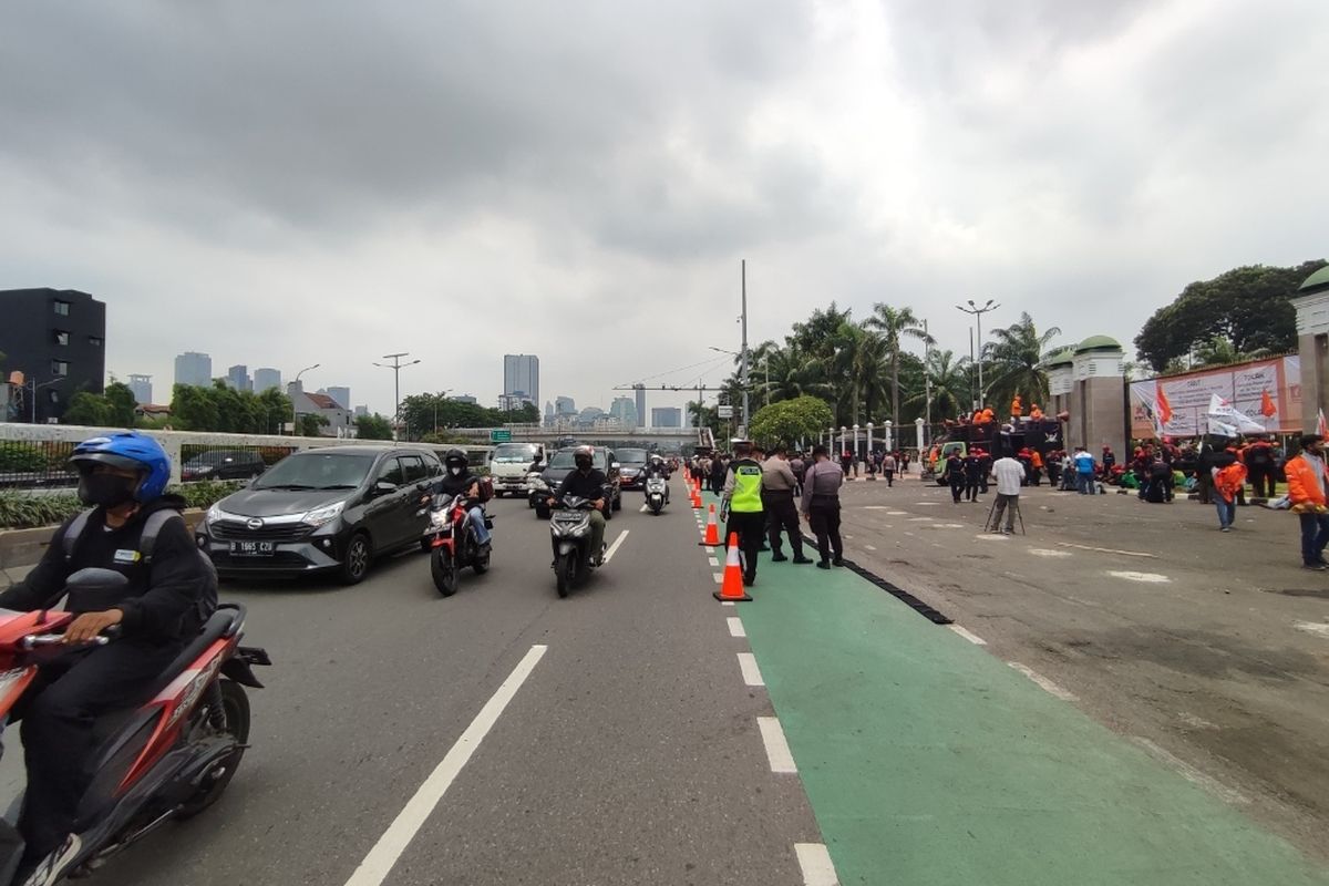 Suasana di sekitar gedung DPR, Senayan, Jakarta, terpantau masih lancar meski ada aksi unjuk rasa buruh, pada Jumat (11/3/2022). 