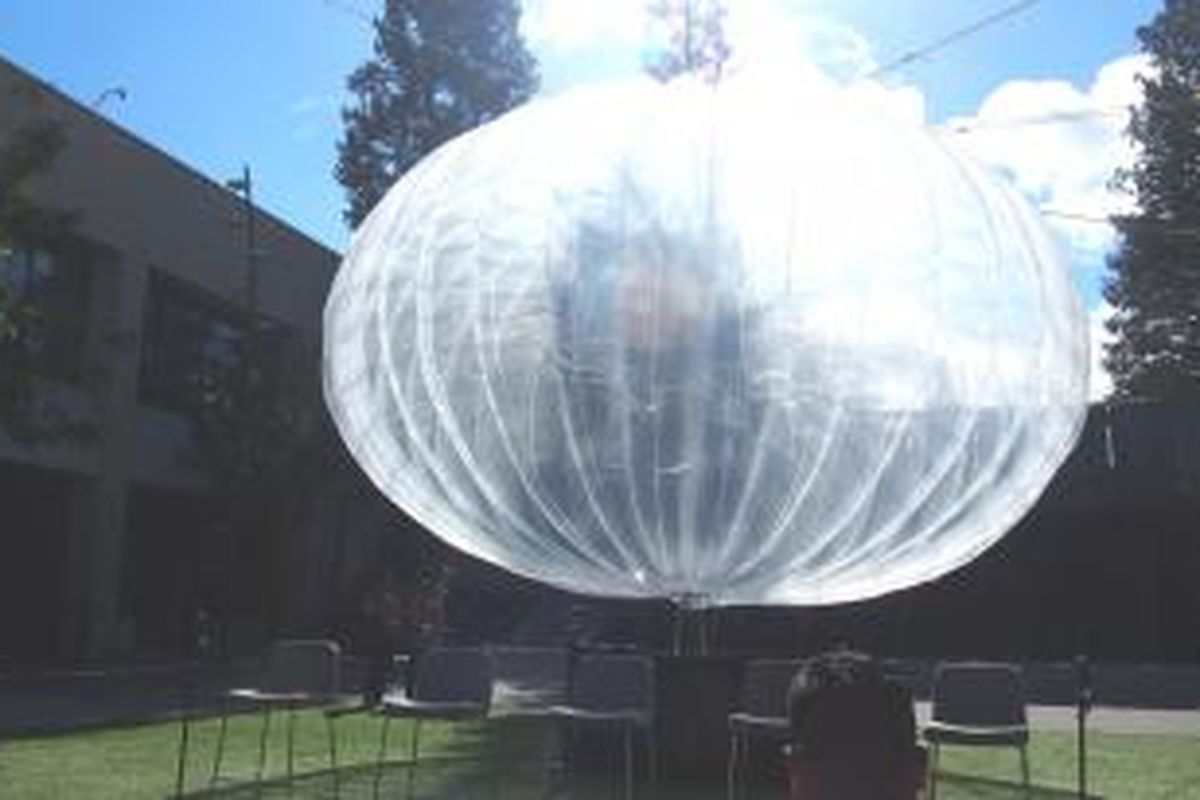 Balon Google bagian dari proyek Google Loon dipastikan akan terbang ke Indonesia untuk menyebarkan internet di daerah pelosok yang sulit terjangkau infrastruktur operator telekomunikasi.