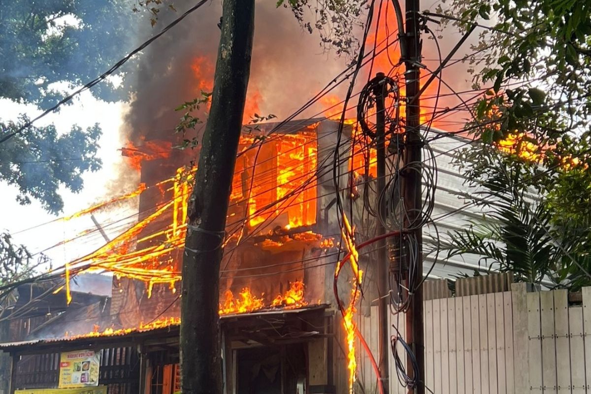 Kebakaran melanda salah satu toko bangunan di Jalan Wijaya Kusuma 2, Kelurahan Pondok Labu, Kecamatan Cilandak, Jakarta Selatan, Jumat (3/2/2023) pagi. 