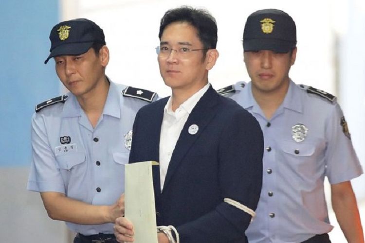 Pewaris Samsung Lee Jae-yong tiba di Pengadilan Seoul, Jumat (28/8/2017), menjelang pembacaan vonis perkaranya