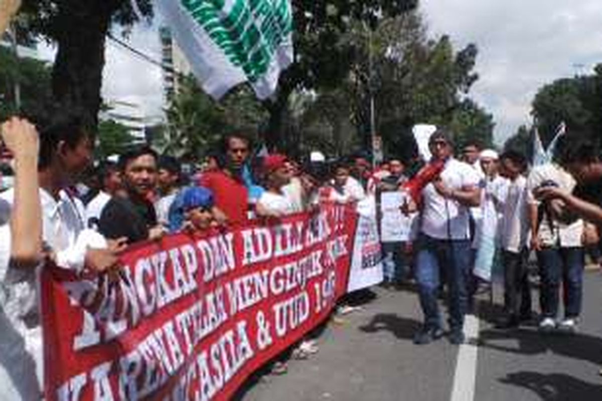 Aksi demo yang dilakukan ratusan massa Aliansi Masyarakat Jakarta Utara (AMJU) di depan Balai Kota, Selasa (3/5/2016). Mereka menuntut agar Gubernur DKI Jakarta Basuki Tjahaja Purnama atau Ahok turun dari jabatannya.