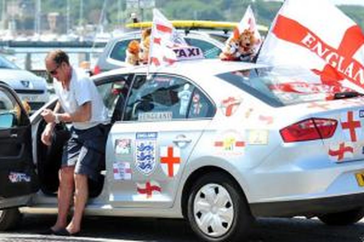 Paul Gascoigne bersama mobil yang dihiasi bendera dan ornamen Inggris.