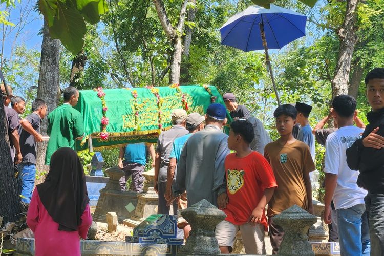 Orangtua Angga, Sawendra (38) dan Ike Purwitasari (34) mengantar jenazah anak sulungnya itu ke peristirahatan terakhir di Pemakaman Umum, Dusun Muneng, Desa Ledokdawan, Kecamatan Geyer, Kabupaten Grobogan, Jawa Tengah, Minggu (12/10/2025) pagi.