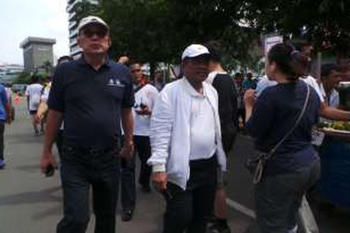 Plt Gubernur DKI Jakarta Sumarsono (jaket putih) saat berada di car free day (CFD), di kawasan MH Thamrin, Jakarta Pusat, Minggu (30/10/2016).