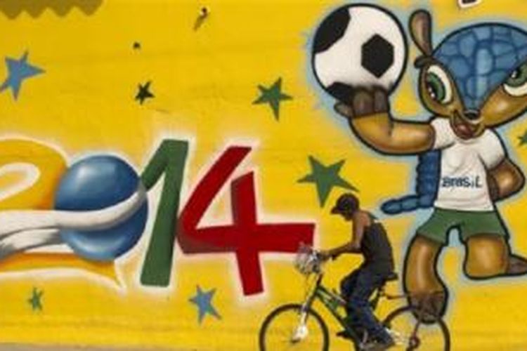 Maskot resmi Piala Dunia 2014 di Brazil, 'Fuleco Armadillo' yang sedang memegang bola