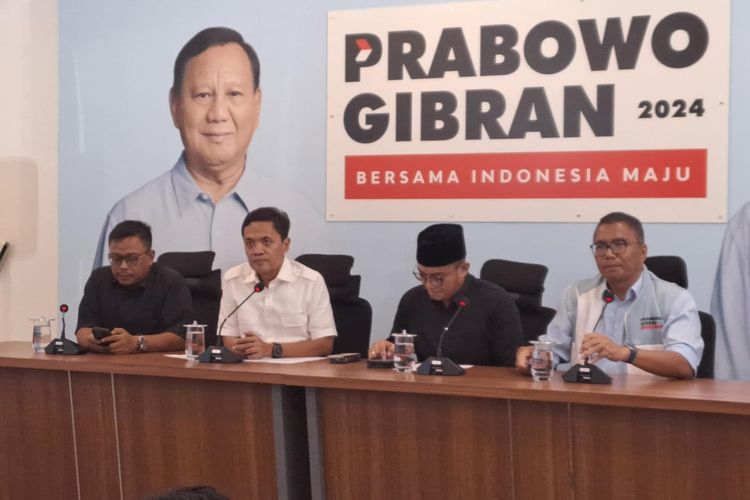 Wakil Ketua TKN Prabowo-Gibran, Habiburokhman dan Jubir Prabowo, Dahnil Anzar Simanjuntak menggelar jumpa pers di Medcen TKN Prabowo-Gibran, Jakarta Selatan, Selasa (13/2/2024). 