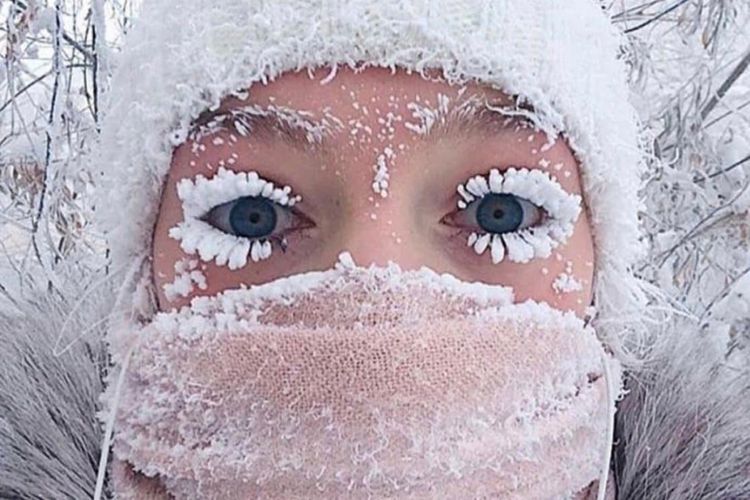 Suhu udara menjadi sangat dingin di daerah Siberia di Yakutia sehingga bulu mata orang mulai membeku saat mereka bepergian ke luar.