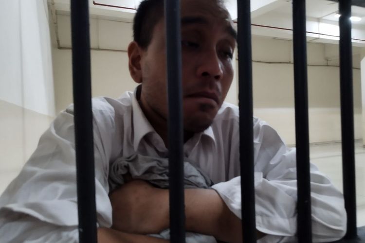 Rudolf Tobing menangis menerima usai mendapat tuntutan hukuman 20 tahun penjara dari Jaksa Penuntut Umum (JPU) di Pengadilan Negerin (PN) Jakarta Pusat, Selasa (27/6/2023). (KOMPAS.com/XENA OLIVIA)