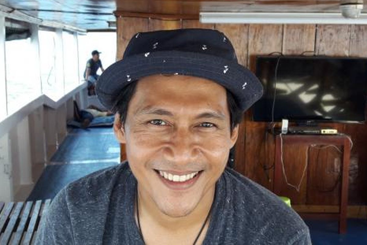 Agustinus Gusti Nugroho (Nugie) di atas Kapal Menami dalam perjalanan dari Pulau Wangi-wangi menuju Pulau Hoga, Kabupaten Wakatobi, Sulawesi Tenggara dalam gelaran Ekowisata Synthesis Development-WWF Indonesia 31 Oktober-4 November 2016.