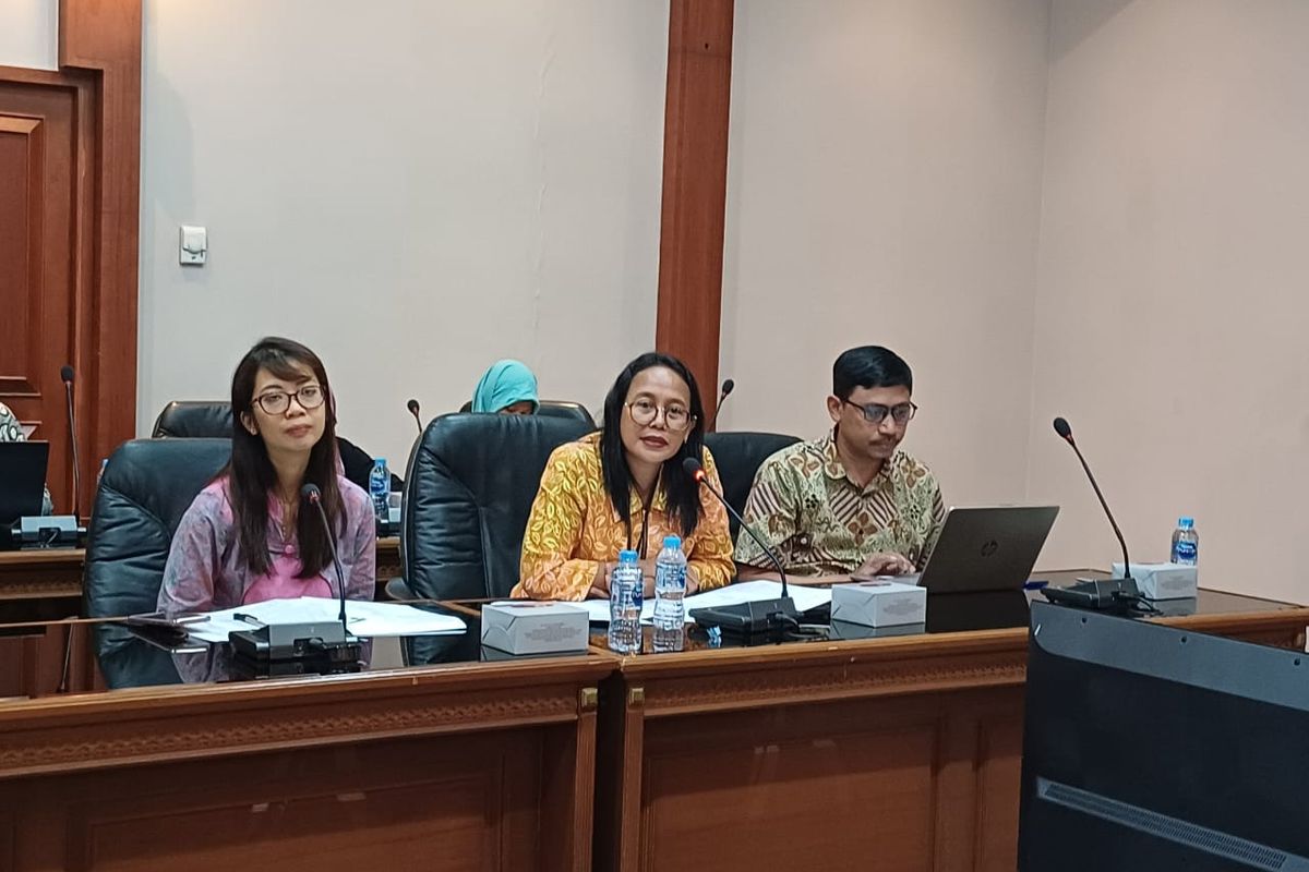Direktur Industri Semen, Keramik, dan Pengolahan Bahan Galian Nonlogam Putu Nadi Astuti dalam Konferensi Pers terkait Perkembangan Industri Semen di Kantor Kemenperin, Jakarta, Selasa (4/6/2024).