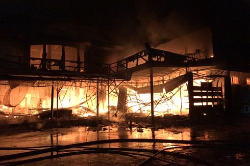 Pasar Swalayan di Cilandak KKO Terbakar