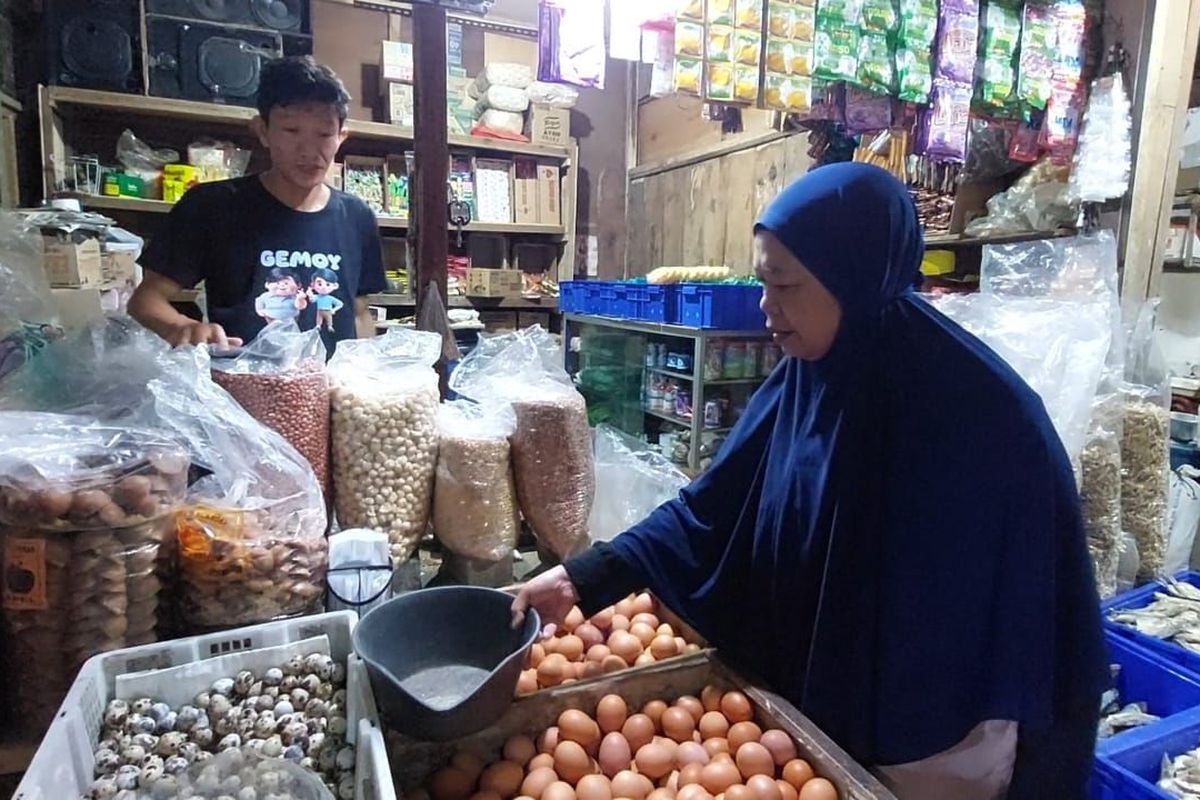 NAIK-- Harga komoditas telur ayam di pasar tradisional Kabupaten Madiun, Jawa Timur melonjak hingga tembus di harga Rp 29.000 perkilogram. Nampak pedagang menjual telur ayam di Pasar Pagotan, Kecamatan Geger, Kabupaten Madiun, Jawa Timur, Selasa (14/10/2025).