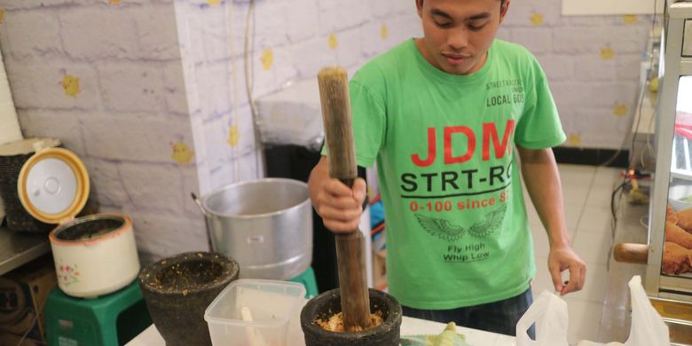 Proses penyajian Ayam Mozzrella di Kedai Ayam Jambak, Jogjakarta, Sabtu (5/8/2017).