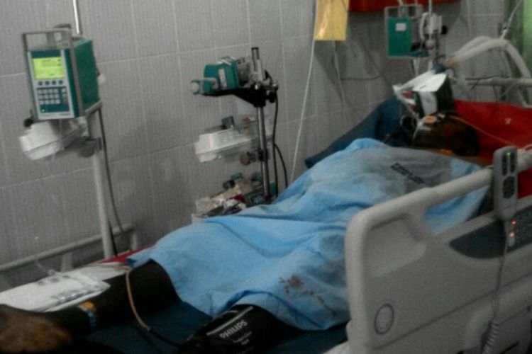 Dominikus Malo Solo (40) saat menjalani perawatan medis di RSUD Umbu Rara Meha Waingapu, Sumba Timur, Nusa Tenggara Timur