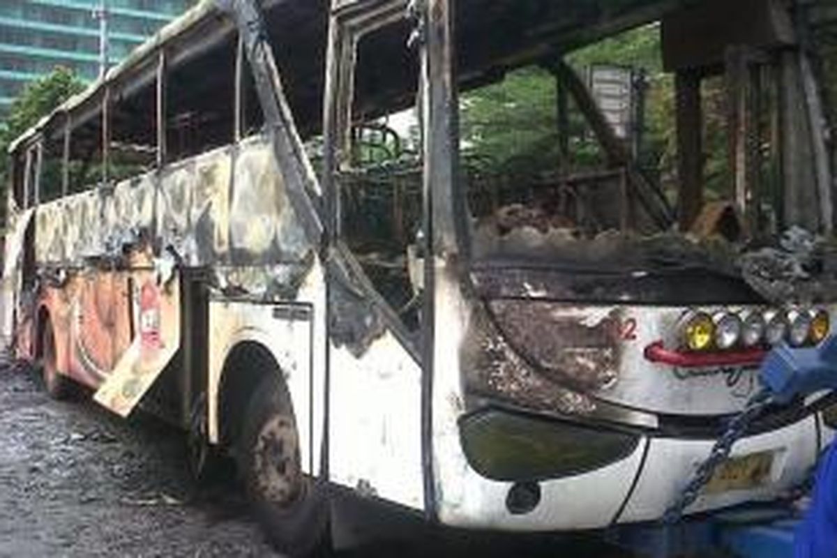 Bus Bianglala 44 jurusan Ciledug-Senen terbakar di dekat Bundaran Hotel Indonesia, Senin (16/12/2013) pagi. Tak ada korban jiwa dalam peristiwa itu.