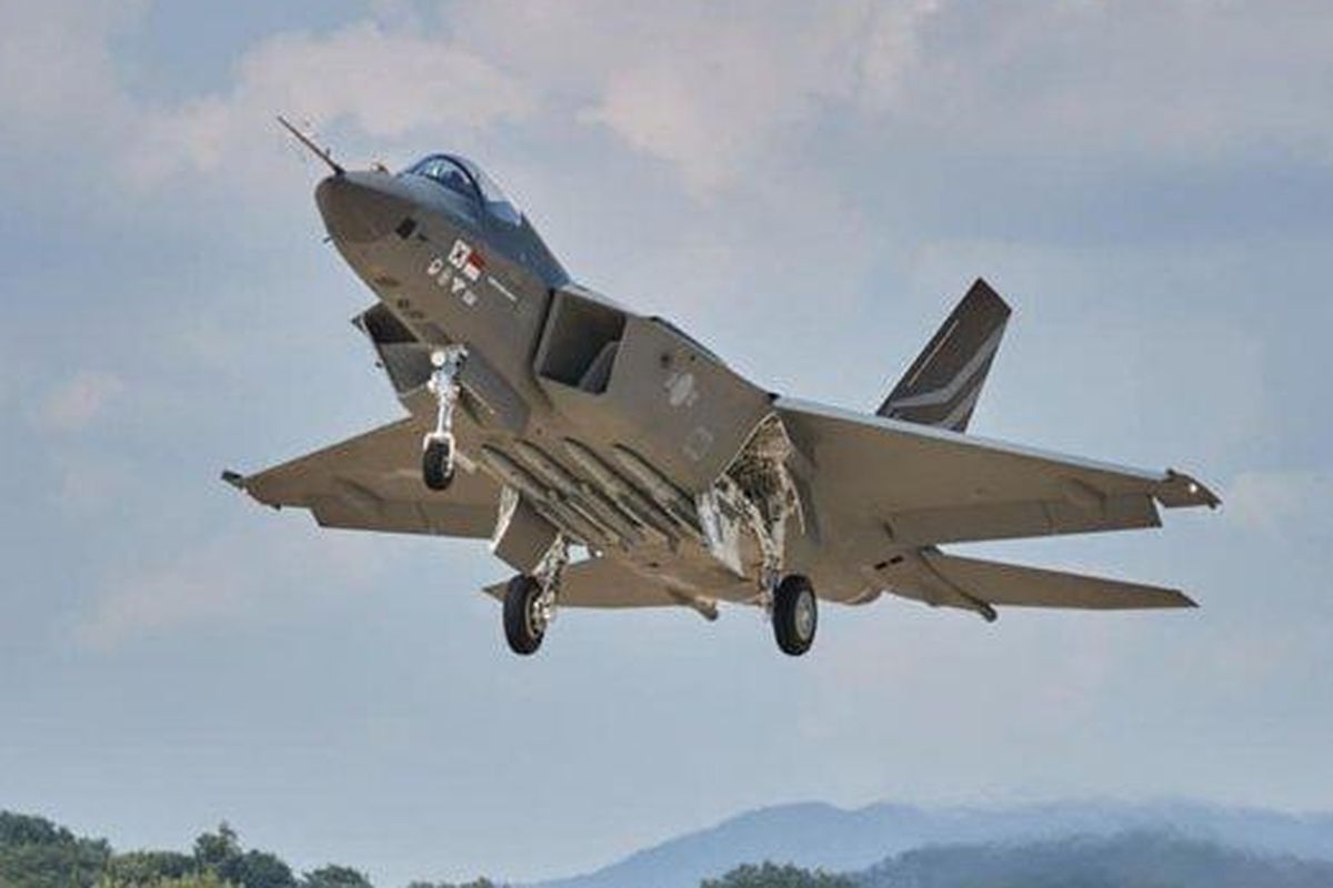 Prototipe jet tempur Korea Indonesia KF-21 terbang perdana, 19 Juli 2022. 

