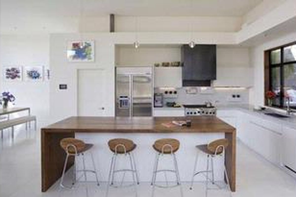 Pola island bisa berupa meja tambahan di tengah ruangan. Meja island berguna juga sebagai batas imajiner bila dapur berbatasan dengan ruang lain, seperti ruang makan.