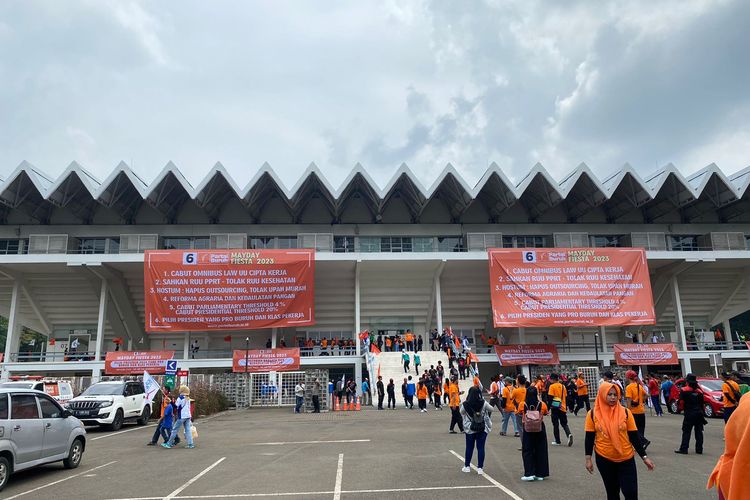 Suasana kegiatan May Day Fiesta untuk memperingati Hari Buruh Internasional tahun 2023 tiba di Istora Senayan, Jakarta Pusat, Senin (1/5/2023). 