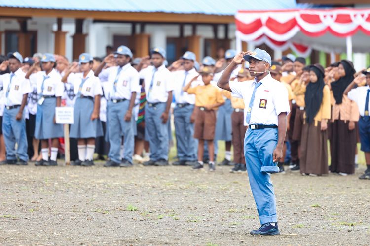 Viral Sosok Decky Degei Komandan Upacara Berkaki Satu di Papua Tengah, Ini Kisahnya