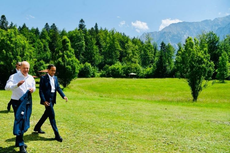 Presiden Joko Widodo saat melakukan pertemuan bilateral dengan Kanselir Jerman Olaf Scholz di sela-sela KTT G7 di Schloss Elmau, Jerman, Senin (27/6/2022).