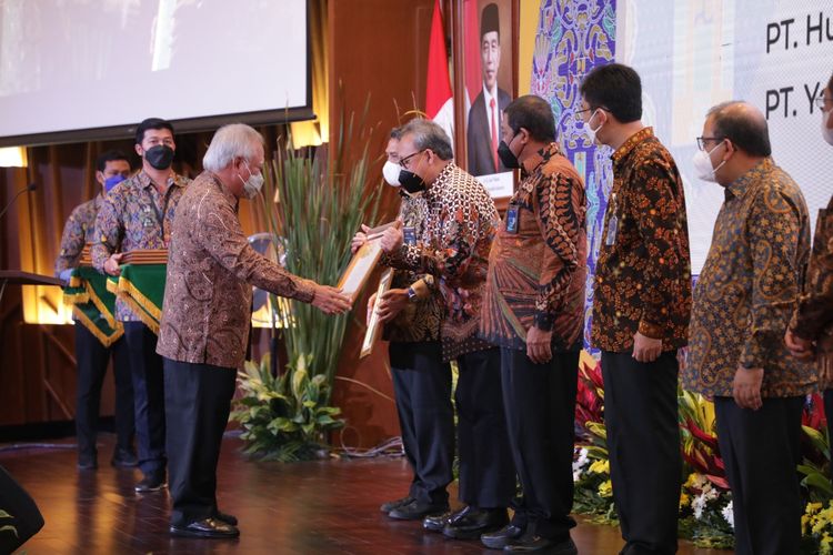 Menteri Pekerjaan Umum dan Perumahan Rakyat (PUPR) Basuki Hadimuljono menyerahkan penghargaan kepada PT Waskita Karya (Persero) Tbk atas proyek yang dikerjakan dalam penanganan bencana.