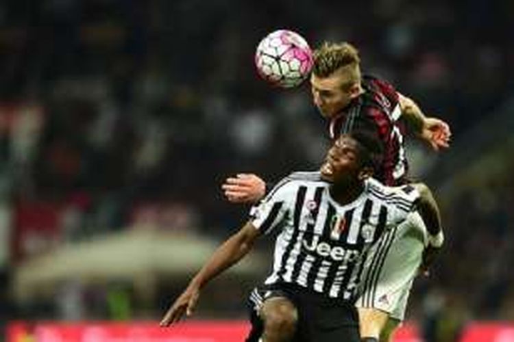 Juraj Kucka (belakang) dan Paul Pogba berebut bola pada laga antara AC Milan dan Juventus di San Siro, Sabtu (9/4/2016). 