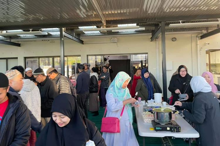 Suasana berbuka puasa bersama yang dilaksanakan oleh jamaah masjid Indonesia di Westall, Australia pada Ramadhan beberapa tahun lalu.
