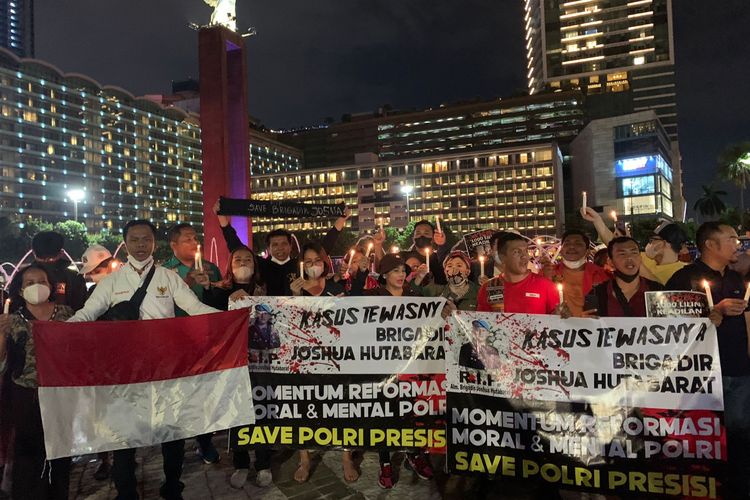 Tim Advokat Penegakan Hukum dan Keadilan (TAMPAK) menggelar aksi solidaritas bertajuk 1.000 lilin keadilan dalam tewasnya Brigadir J di Bundaran HI, Jakarta Pusat, Jumat (22/7/2022).