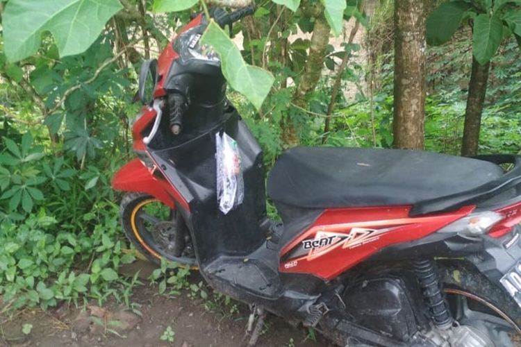 Sepeda motor milik BK, warga Ringin Putih, Kecamatan Karangdowo, Klaten, Jawa Tengah yang terparkir selama tiga hari di tanggul Sungai Dengkeng, Klaten.