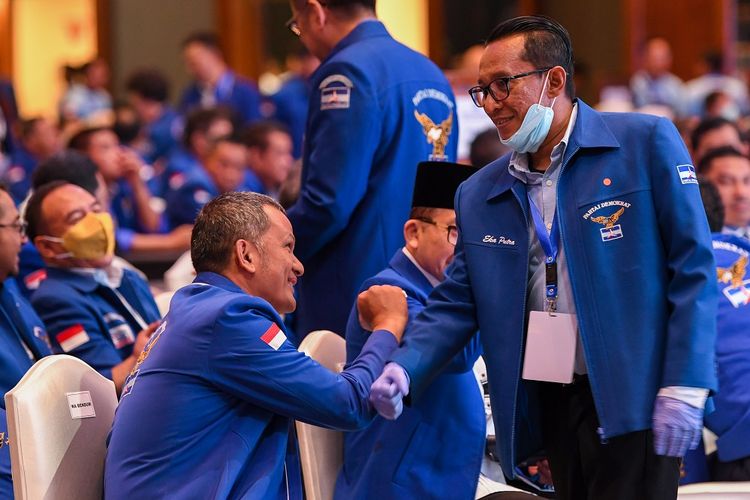 Dua kader Parta Demokrat beradu siku tangan untuk bertegur sapa saat Kongres V Partai Demokrat di Jakarta, Minggu (15/3/2020). Kongres tersebut berlangsung dengan menerapkan protokol World Health Organization (WHO) terkait virus corona atau COVID-19 dengan menyiapkan dokter, pengecekan suhu tubuh serta memberikan hand sanitizer kepada peserta kongres. ANTARA FOTO/M Risyal Hidayat/ama.