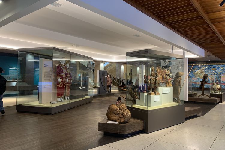 Bangunan Museum Indonesia terdiri dari tiga lantai megah, yang masing-masing menghadirkan tema dan koleksi berbeda. Lantai pertama mengusung tema Kejayaan Bhinneka Tunggal Ika. Di area ini, pengunjung dapat melihat berbagai koleksi bernuansa sejarah.