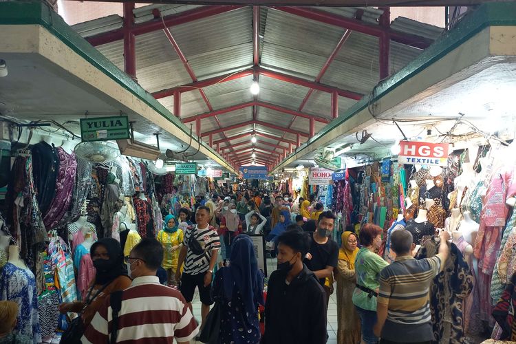 Suasana Pasar Beringharjo saat libur Lebaran 2022, dipadati pengunjung saat siang hari, Jumat (6/5/2022).