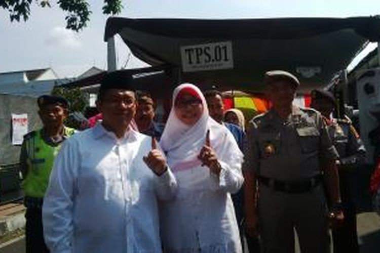 Gubernur Jawa Barat Ahmad Heryawan bersama istrinya, Netty Prasetyani Heryawan usai mencoblos TPS 01, RW 01, Kelurahan Babakan Ciamis, Kecamatan Sumur Bandung, Bandung, Jawa Barat, Rabu, (9/7/2014) 