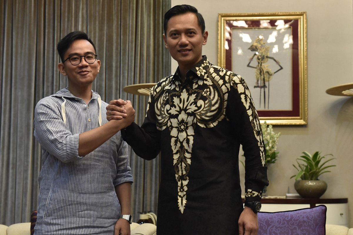 Putra Presiden Joko Widodo Gibran Rakabuming Raka (kiri) berjabat tangan dengan putra Mantan Presiden Susilo Bambang Yudhoyono Agus Harimurti Yudhoyono (kanan) usai pertemuan tertutup di Presidential Lounge, Kompleks Istana Kepresidenan, Jakarta, Kamis (10/8/2017). Kedatangan Agus Harimurti ke Istana dalam rangka menyampaikan undangan peresmian The Yudhoyono Institute.