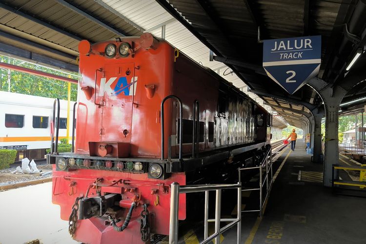 Petugas Stasiun Jember mengatur pergantian lokomotif kereta api.