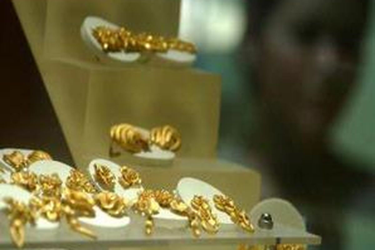 Ilustrasi perhiasan 24 karat yang dipajang di Toko Emas Gold Mart, Tunjungan Plaza III