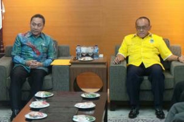 Ketua Umum Partai Golkar Aburizal Bakrie (kanan) menerima kedatangan Ketua MPR Zulkifli Hasan di Jakarta, Rabu (15/10/2014).