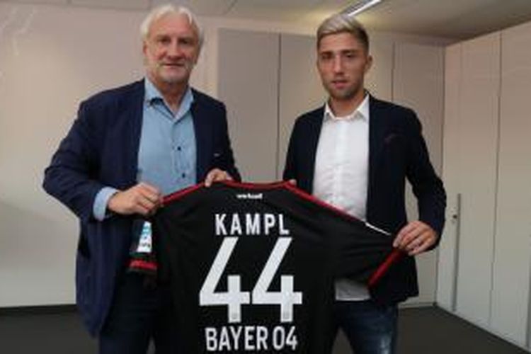 Gelandang anyar Bayer Leverkusen, Kevin Kampl (kanan).