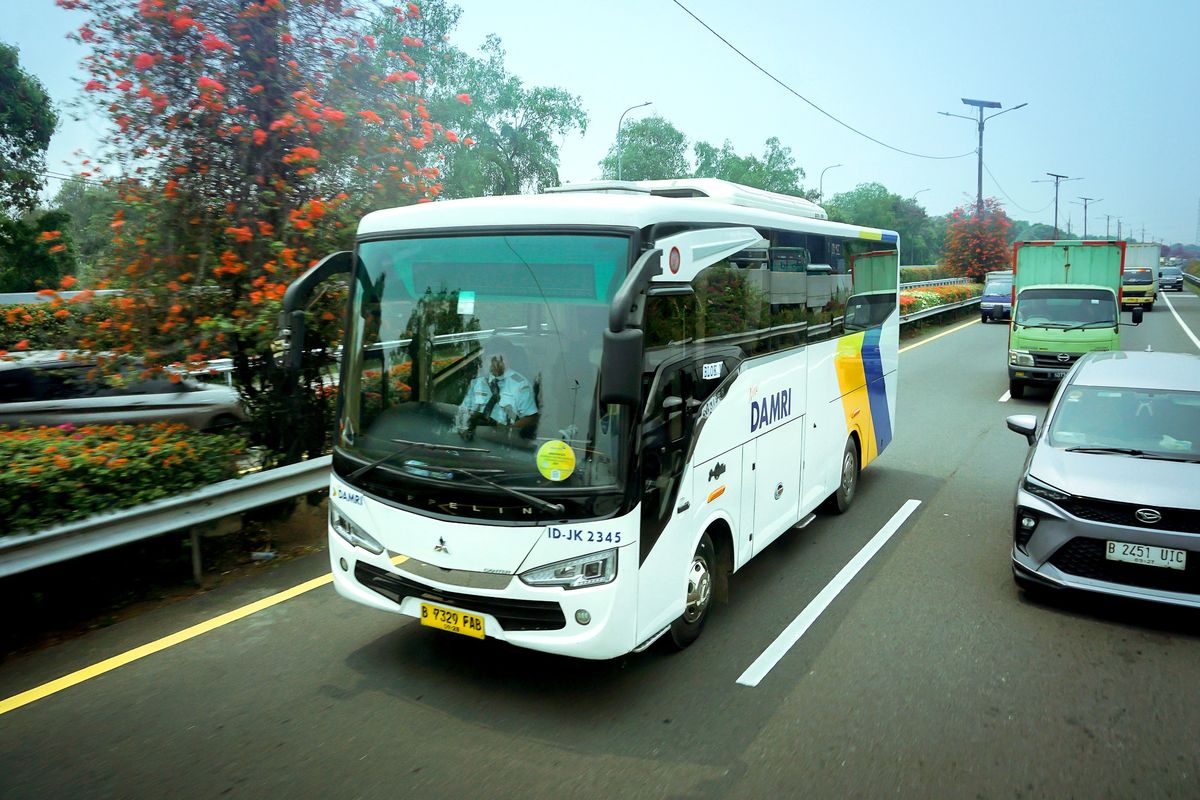 Ilustrasi bus DAMRI yang melayani rute ke Bandara Internasional Soekarno-Hatta di Tangerang, Banten.