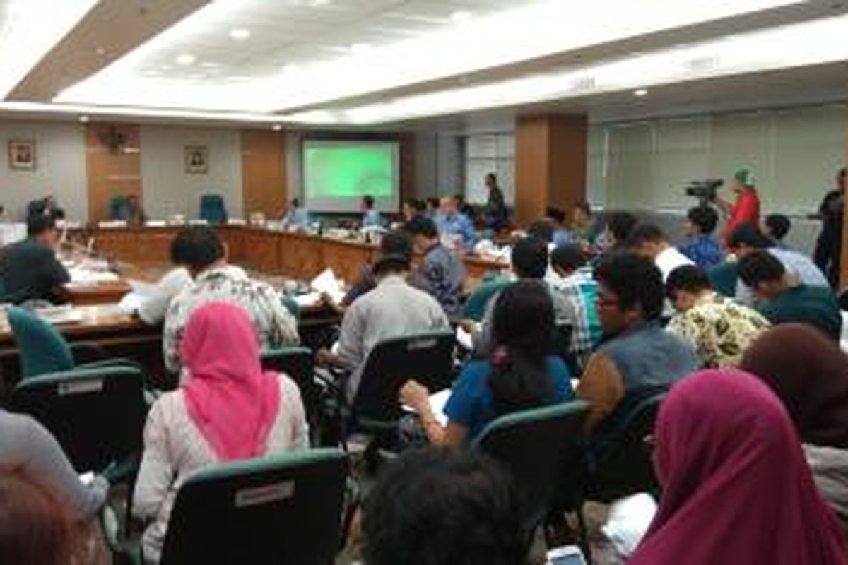 Suasana rapat pembahasan Pergub 228 Tahun 2015 yang diadakan Komisi A DPRD DKI. Rapat ini dihadiri oleh beberapa elemen masyarakat seperti buruh, mahasiswa, Komnas HAM, dan LBH. 