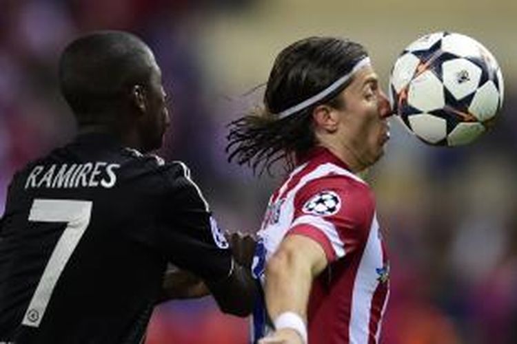 Gelandang Chelsea, Ramires (kiri), berebut bola dengan bek Atletico Madrid, Filipe Luis, pada leg kedua semifinal Liga Champions di Stamford Bridge, Rabu (30/4/2014). Atletico menang 3-1.