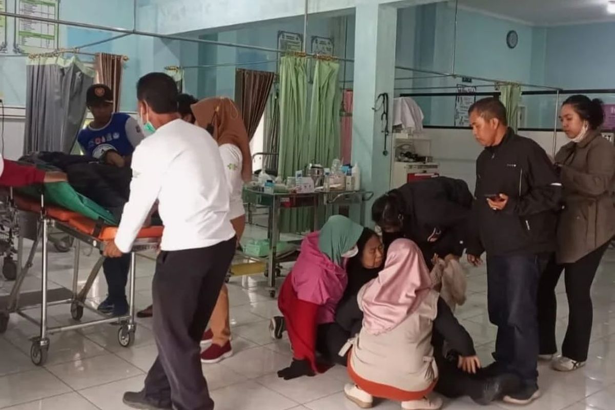 Korban saat dievakuasi ke rumah sakit 