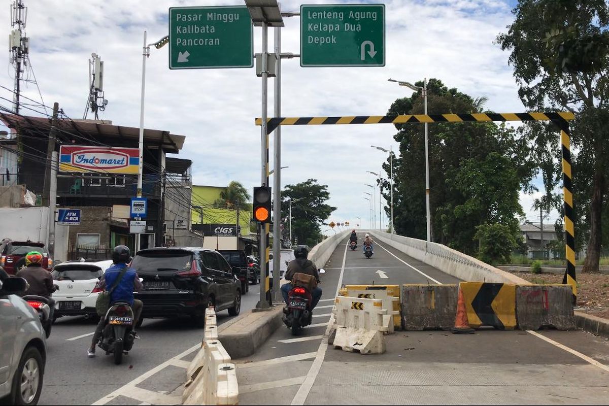 Sejumlah pemotor menerobos Movable Concrete Barrier (MCB) Flyover Lenteng Agung, Jagakarsa, Jakarta Selatan pada Senin (2/3/2021) siang.  