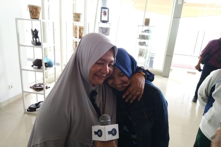 Rusdiana memeluk anaknya Rizka Nurazizah di ruang VIP Bandara APT Pranoto, Samarinda, Minggu (16/2/2020).