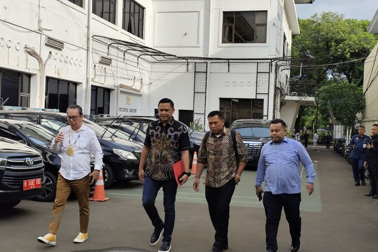 Tim hukum PDI-P Ronny Talapessy bersama Staf Sekjen PDI-P Hasto Kristiyanto, Kusnadi saat tiba di Kantor Komnas HAM, Jakarta Pusat, Rabu (12/6/2024) sore untuk membuat laporan terkait penyitaan handphone saat pemeriksaan di Gedung KPK.