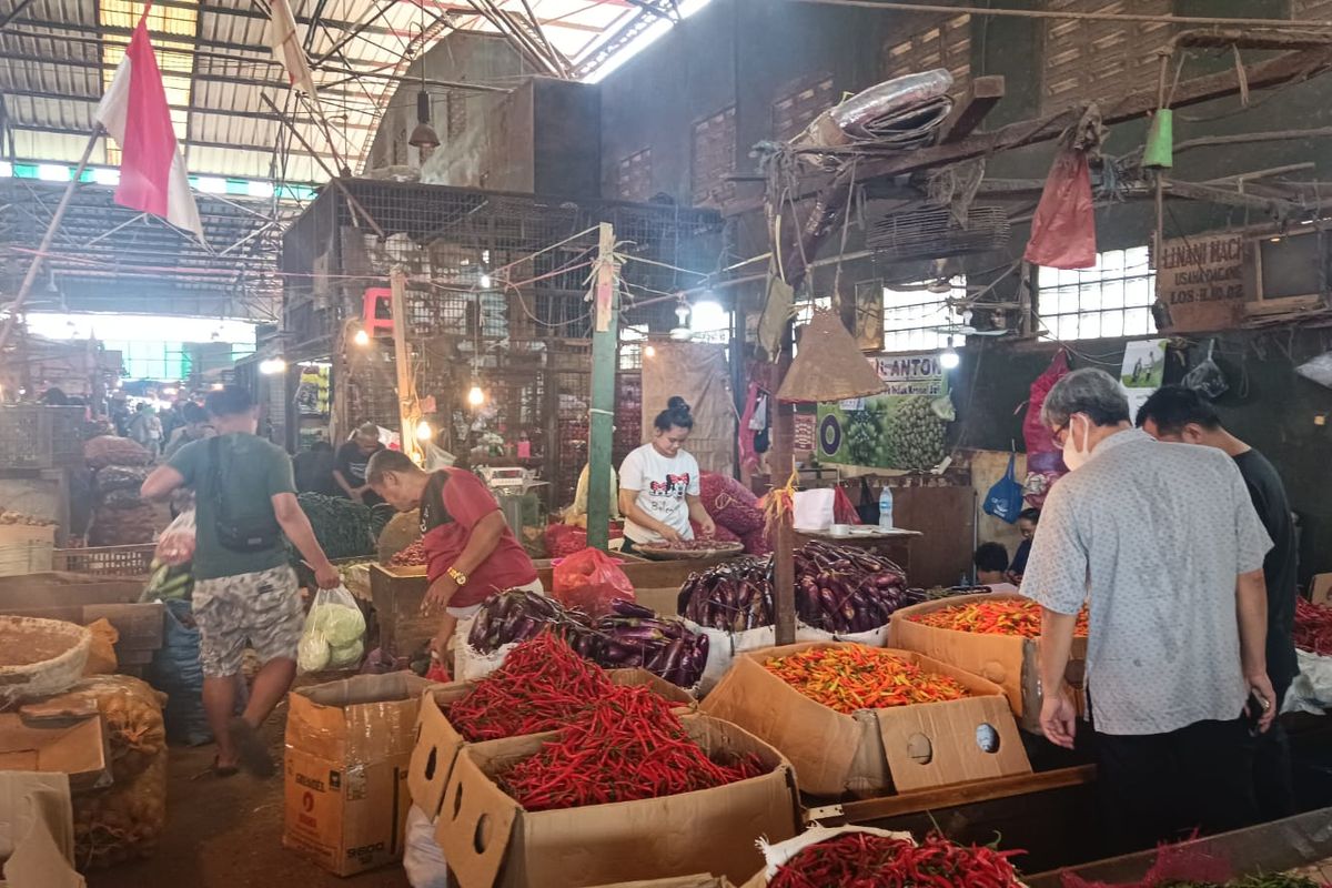 Suasana Pasar Induk Kramat Jati saat Harga Cabai dan Bawang mengalami kenaikan, Jumat (3/3/2023).