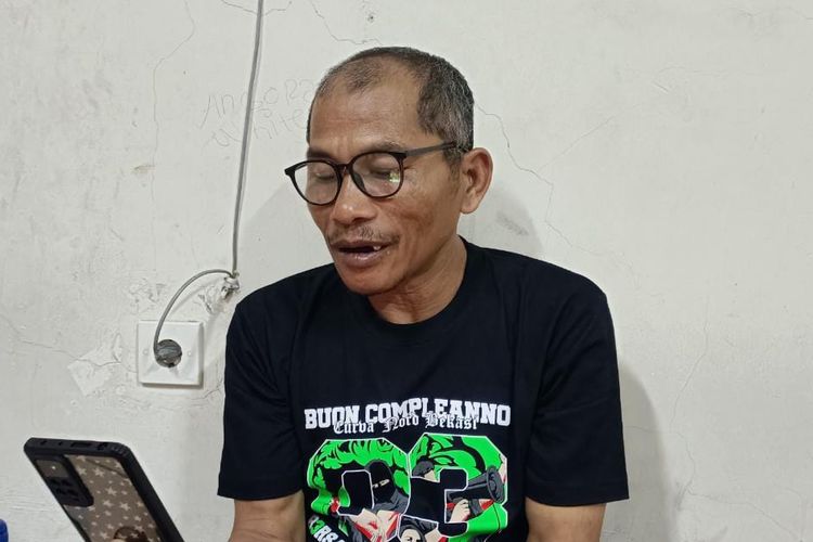Miftahuddin Ramli (53), seorang warga Kota Batu, Jawa Timur yang kini telah tiba di Kota Bekasi, Minggu (13/8/2023). Pria yang karib disapa Midun itu tiba di Kota Bekasi usai bersepeda selama 11 hari lamanya dari tempat tinggalnya di Jalan Darsono, Kota Batu, Jawa Timur tepatnya Kamis (3/8/2023) lalu.