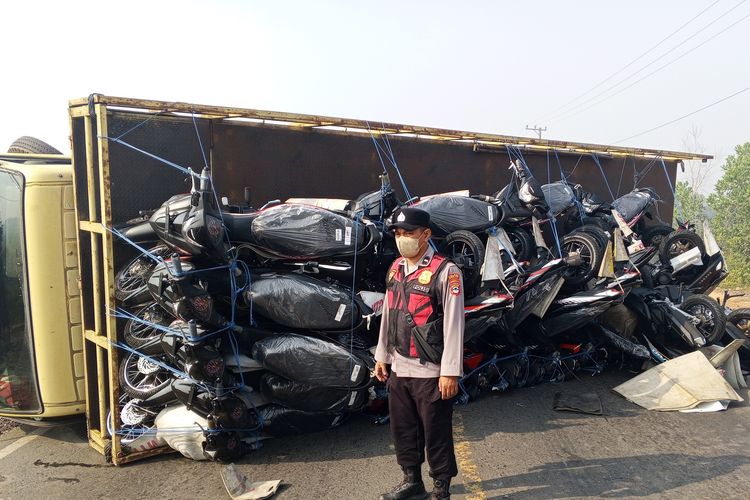 Kabut Asap Karhutla Picu Tabrakan Truk Pengangkut Motor Vs Fuso di Trans Kalimantan Banjar